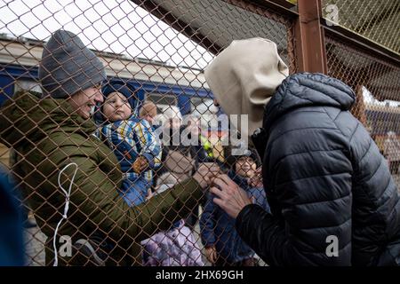 Przemysl, Polonia. 09th Mar 2022. Un uomo è visto salutare la sua famiglia all'arrivo alla stazione ferroviaria di Przemy?l G?ówny.più di 2 milioni di ucraini sono fuggiti dal loro paese in Europa a causa dell'invasione russa, secondo le ultime cifre dell'Alto Commissariato delle Nazioni Unite per i rifugiati (UNHCR). La maggior parte di questi rifugiati ha deciso di recarsi in Polonia, poiché è il paese più vicino a Lviv, Ucraina. Credit: SOPA Images Limited/Alamy Live News Foto Stock