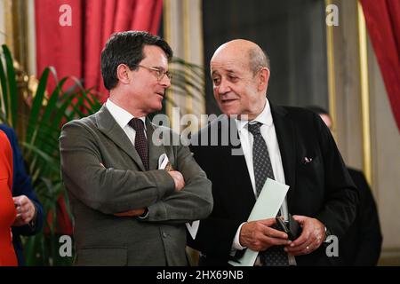 Parigi, Francia. Il 9 marzo 2022, l'ex primo ministro francese Manuel Valls e il ministro francese per l'Europa e gli affari esteri Jean-Yves le Drian durante la cerimonia di premiazione del Premio del libro geopolitico del 2022, il 9 marzo 2022, presso il Ministero per l'Europa e gli affari esteri di Parigi, Francia. Credit: Victor Joly/Alamy Live News Foto Stock