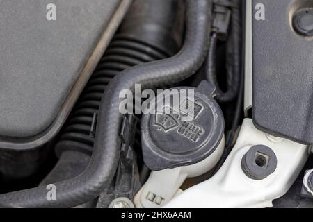 Primo piano del serbatoio dell'acqua del parabrezza dell'auto Foto Stock