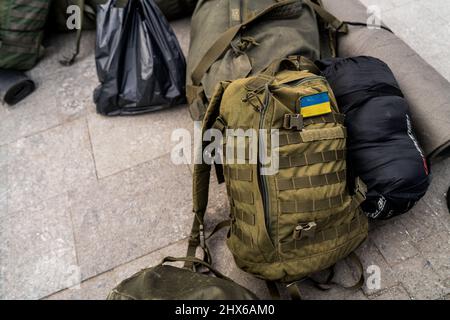 Lviv, Ucraina. 09th Mar 2022. I bagagli militari visti a Lviv.quando la Russia ha lanciato un'invasione su vasta scala dell'Ucraina, la gente tenta di fuggire dal paese passando attraverso Lviv, mentre altri si preparano a combattere l'esercito russo. Credit: SOPA Images Limited/Alamy Live News Foto Stock