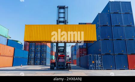 carrello elevatore a forche che lavora nel porto cantiere container carico carro cisterna servizio logistico e trasporto concetto. Foto Stock