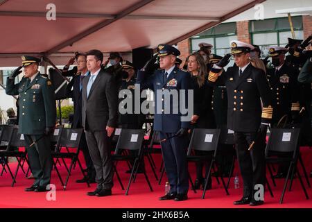 I generali di alto rango della Colombia, dell'esercito, dell'aeronautica e della marina, salutano lungo il ministro della difesa Diego Molano durante un evento di onore militare dato ai membri delle donne militari della Colombia dai generali militari della Colombia e dal ministro della difesa Diego Molano, a Bogota, Colombia il 08 marzo 2022. Foto Stock