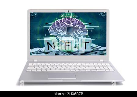 Computer portatile con schermo immagine NFT Concept su sfondo bianco. Token non-fungibile NFT. Tecnologia astratta. Concetto NFT Foto Stock