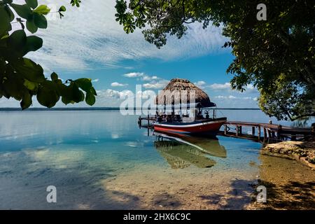 Molo e capanna Palapa sul bellissimo lago Peten Itza, El Remate, Petén, Guatemala Foto Stock