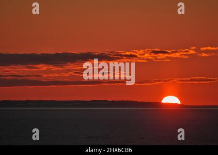 Epico tramonto rosso sulla Georgian Bay con Bruce Peninsula Collingwood Craigleith e Owen Sound Foto Stock