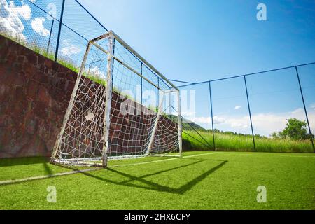 Calcio o obiettivo di calcio su un piccolo campo dilettante. Foto Stock