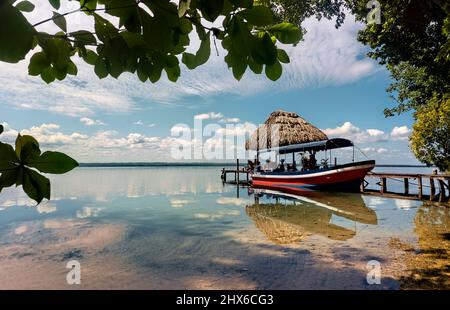 Molo e capanna Palapa sul bellissimo lago Peten Itza, El Remate, Petén, Guatemala Foto Stock