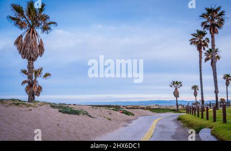 Strada tortuosa per la spiaggia a Oxnard, California. Foto Stock