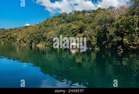 Rifugio circondato da lago e giungla, lago Peten Itza, El Remate, Petén, Guatemala Foto Stock