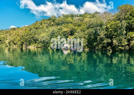 Rifugio circondato da lago e giungla, lago Peten Itza, El Remate, Petén, Guatemala Foto Stock