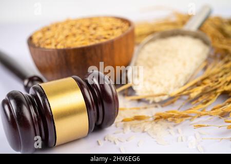 Giudice martello Gavel con riso di grano buono da agricoltura fattoria. Concetto di giustizia e diritto. Foto Stock