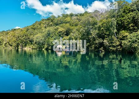 Rifugio circondato da lago e giungla, lago Peten Itza, El Remate, Petén, Guatemala Foto Stock