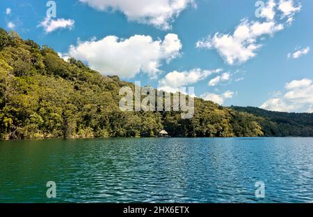 Rifugio circondato da lago e giungla, lago Peten Itza, El Remate, Petén, Guatemala Foto Stock