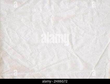 Sfondo della carta. Tessuto di carta kraft bianca sbriciolata. Foto Stock