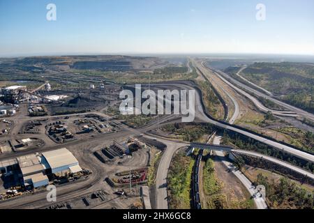 Aereo di treno di carbone che passa il taglio aperto Peak Downs miniera di carbone vicino a Moranbah Central Queensland Australia Foto Stock