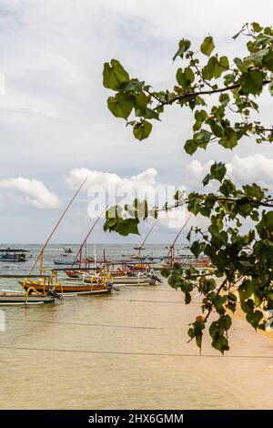 Tradizionale indonesiana outrigger in legno in stile barca da pesca (jukung) sulla spiaggia di Sanur, Bali, Indonesia. Foto Stock