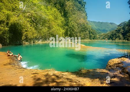 I turisti si godono le splendide piscine di Semuc Champey, Rio Cabohon, Lanquin, alta Verapaz, Guatemala Foto Stock