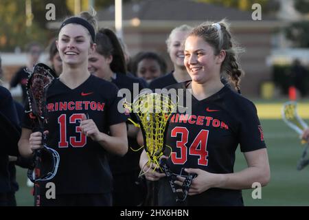 L'attaccante delle tigri di Princeton Kate Mulham (13) e la centrocampista McKenzie Blake (34) celebrano contro i Southern California Trojans durante una partita di lacrosse femminile del college NCAA, martedì 8 marzo 2022, a Los Angeles. Princeton sconfisse USC 18-13. Foto Stock