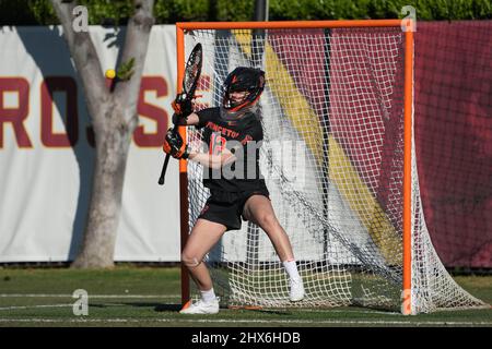 Sam Fish (12), goakeeper dei Princeton Tigers, contro i Southern California Trojans durante una partita di lacrosse femminile del college NCAA, martedì 8 marzo 2022, a Los Angeles. Princeton sconfisse USC 18-13. Foto Stock