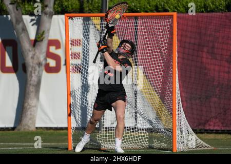 Sam Fish (12), goakeeper dei Princeton Tigers, contro i Southern California Trojans durante una partita di lacrosse femminile del college NCAA, martedì 8 marzo 2022, a Los Angeles. Princeton sconfisse USC 18-13. Foto Stock