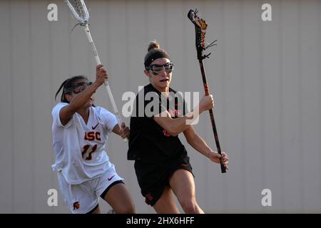 L'attaccante dei Princeton Tigers Kate Mulham (13 anni) è difesa dal difensore dei Southern California Trojans Lizzy Wagner (11 anni) durante un match di lacrosse femminile NCAA, martedì 8 marzo 2022, a Los Angeles. Princeton sconfisse USC 18-13. Foto Stock