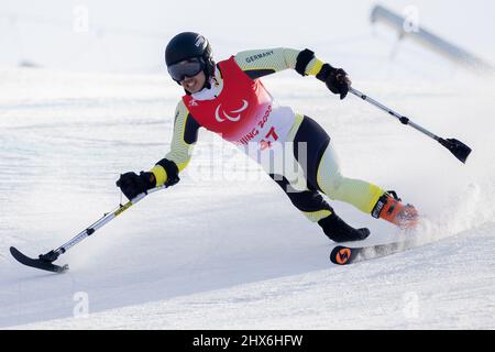 Pechino, Cina. 10th Mar 2022. Paralimpiadi, Para Alpine Sci, uomini, Slalom gigante, in piedi, Al National Alpine Ski Centre: Leander Kress dalla Germania in azione. Credit: Christoph Soeder/dpa/Alamy Live News Foto Stock