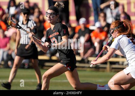 Kate Mulham (13), attaccante dei Princeton Tigers, contro i Southern California Trojans durante un match di lacrosse femminile del college NCAA, martedì 8 marzo 2022, a Los Angeles. Princeton sconfisse USC 18-13. Foto Stock