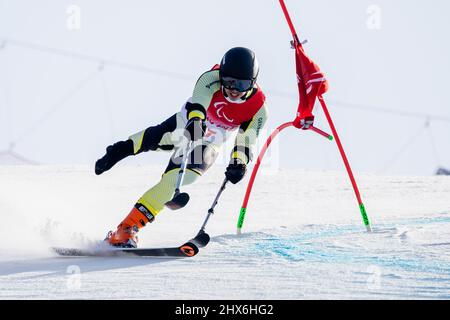 Pechino, Cina. 10th Mar 2022. Paralimpiadi, Para Alpine Sci, uomini, Slalom gigante, in piedi, Al National Alpine Ski Centre: Leander Kress dalla Germania in azione. Credit: Christoph Soeder/dpa/Alamy Live News Foto Stock