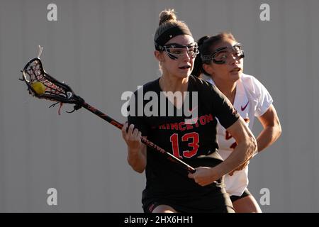 Kate Mulham (13), attaccante dei Princeton Tigers, contro i Southern California Trojans durante un match di lacrosse femminile del college NCAA, martedì 8 marzo 2022, a Los Angeles. Princeton sconfisse USC 18-13. Foto Stock