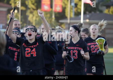 La centrocampista dei Princeton Tigers Maria pansini (24) e l'attaccante Kate Mulham (13) festeggiano contro i Southern California Trojans durante una partita di lacrosse femminile del college NCAA, martedì 8 marzo 2022, a Los Angeles. Princeton sconfisse USC 18-13. Foto Stock