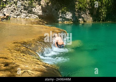 I turisti si godono le splendide piscine di Semuc Champey, Rio Cabohon, Lanquin, alta Verapaz, Guatemala Foto Stock