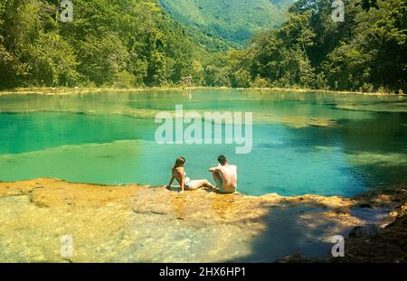 I turisti si godono le splendide piscine di Semuc Champey, Rio Cabohon, Lanquin, alta Verapaz, Guatemala Foto Stock