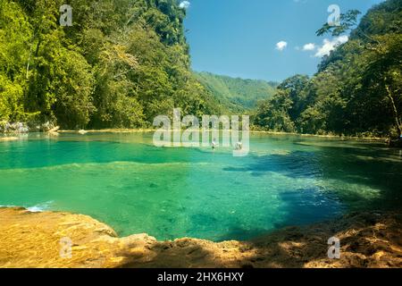 I turisti si godono le splendide piscine di Semuc Champey, Rio Cabohon, Lanquin, alta Verapaz, Guatemala Foto Stock