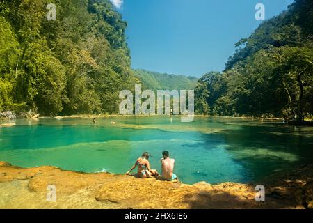 I turisti si godono le splendide piscine di Semuc Champey, Rio Cabohon, Lanquin, alta Verapaz, Guatemala Foto Stock