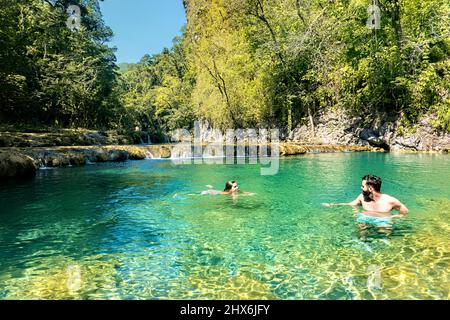 I turisti si godono le splendide piscine di Semuc Champey, Rio Cabohon, Lanquin, alta Verapaz, Guatemala Foto Stock