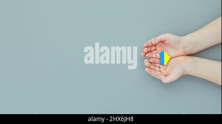 Fermare la guerra in Ucraina, cuore di pace con bandiera Ucraina, nessuna guerra, fermare la guerra, aggressione russa. Foto Stock