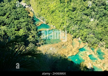 Le incredibili piscine turchesi di Semuc Champey, Rio Cabohon, Lanquin, alta Verapaz, Guatemala Foto Stock