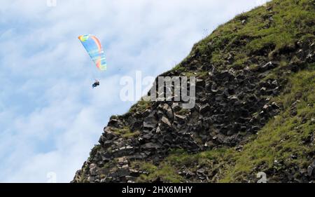 Vik, Islanda il 30 luglio 2021: Parapendio in tandem che vola attraverso l'aria vicino a Vik Foto Stock