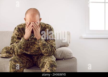 Soldato infelice in uniforme sentirsi stressato e pensivo Foto Stock