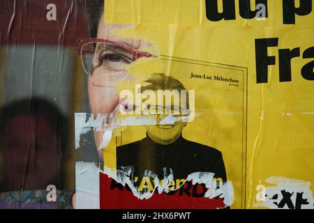 Manifesto di Jean-Luc MÉLENCHON (Francia Insoumise) e occhio di Nathalie ARTHAUD (Lutte Ouvrière). I manifesti per la campagna elettorale presidenziale del 2022 fioriscono sulle mura della città, prima di essere strappati molto rapidamente dai collanti opposti. Tolosa (Francia), 9 marzo 2022. Foto di Patrick Batard/ABACAPRESS.COM Foto Stock