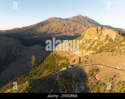 Antenna di una catena montuosa al tramonto a Tenerife Spagna, isola naturale, alberi colline rocce, scogliere e montagne all'ora d'oro. Europa Foto Stock