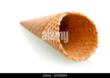 Un cono di gelato vuoto isolato su sfondo bianco Foto Stock