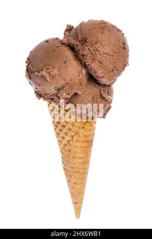 Un cono gelato con tre cucchiai di gelato al cioccolato Foto Stock