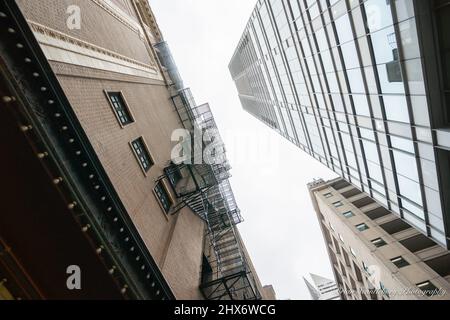 Edifici di Chicago, torreggianti sopraelevati di stili contrastanti, vecchie e moderne facciate in mattoni e vetro. Illinois, Stati Uniti Foto Stock