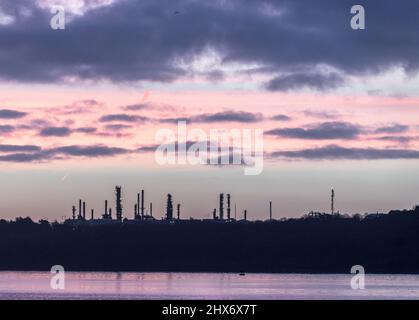 WhiteGate, Cork, Irlanda. 10th marzo 2022. Dawn Light silhouettes la raffineria di petrolio a WhiteGate, Co. Cork, Irlanda.- Credit; David Creedon / Alamy Live News Foto Stock