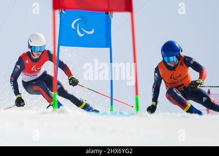 Pechino, Cina. 10th Mar 2022. Paralimpiadi, Para Alpine Sci, uomini, Slalom gigante, ipovedenti, 2nd corrono presso il National Alpine Ski Centre: Neil Simpson (l) dalla Gran Bretagna e guida Andrew Simpson in azione. Credit: Christoph Soeder/dpa/Alamy Live News Foto Stock