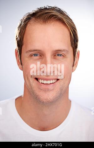 Sorridendo sulla cura della pelle. Scatto in studio ritagliato di un uomo sorridente e sicuro. Foto Stock