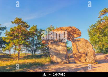 Kolka. Lettonia. Agosto 12, 2021. Monumento in pietra preso dal mare a Capo Kolka. Lettonia. Il monumento è dedicato a coloro che sono morti in mare Foto Stock