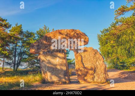 Kolka. Lettonia. Agosto 12, 2021. Monumento in pietra preso dal mare a Capo Kolka. Lettonia. Il monumento è dedicato a coloro che sono morti in mare Foto Stock