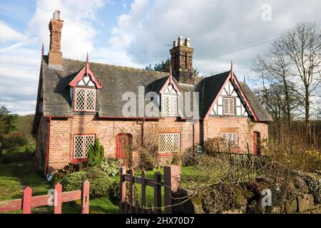 Quintessential scatola di cioccolato inglese / British Cottage Foto Stock